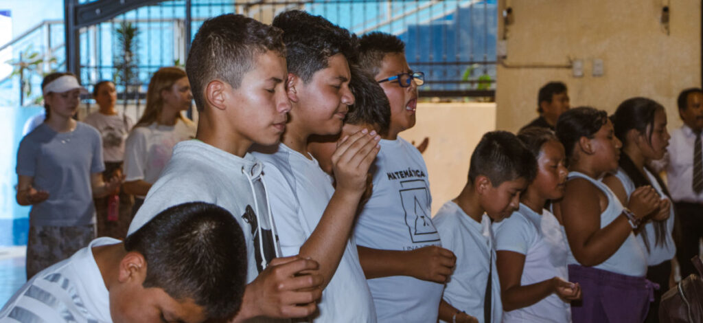 Children praying during a Vida devotional