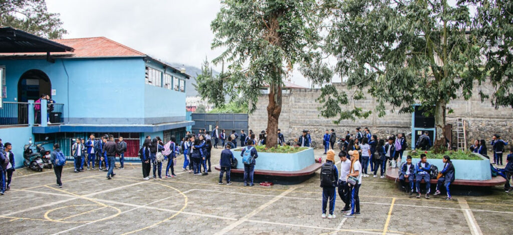 WEB_2025_01_CHIJA4_InicioDeClases-12 Students milling about in the courtyard of a Vida School